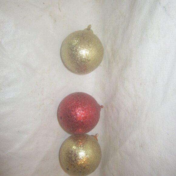 VTG SET OF 3 PLASTIC SPARKLE ORNAMENTS, 2 GOLD, 1 RED - Picture 2 of 4